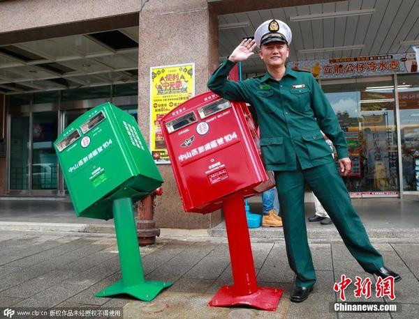 台北两邮筒被台风吹歪 成市民拍照景点|台北|景