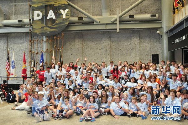 参加夏令营的残疾儿童在博物馆合影。新华网记者张永兴摄