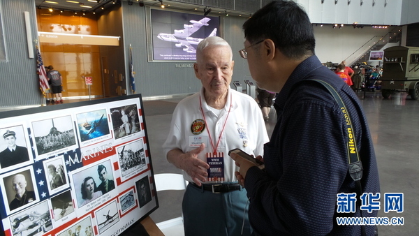 二战老兵正在接受新华社记者采访。新华网记者张永兴摄