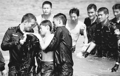 警民接力救起溺水少年|特警|公安局
