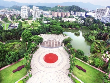 温泉公园中央广场,也是按停机坪规格修建的,中间标有“H”字样