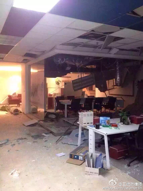 天津滨海新区发生剧烈爆炸,现场升起蘑菇云。数十公里外有震感,具体情况不明。(图片来源:网络)