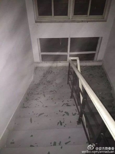 事故现场周边楼房玻璃被震碎。图片来自网友微博