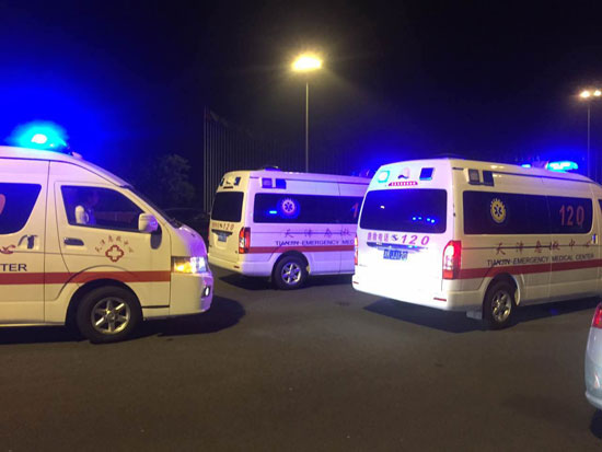 有多辆消防车救护车驶往天津危险品仓库爆炸现