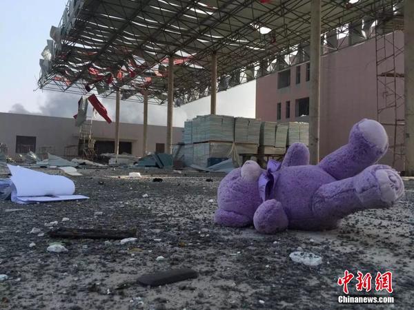 中新社记者直击天津滨海新区爆炸事件现场|火