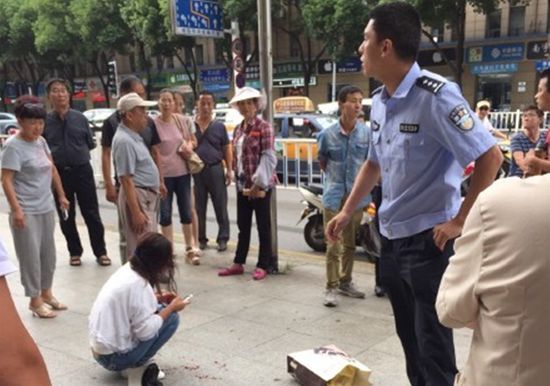 夫妻街头打架丈夫张口咬掉妻子耳朵|交警|妻子_凤凰资讯