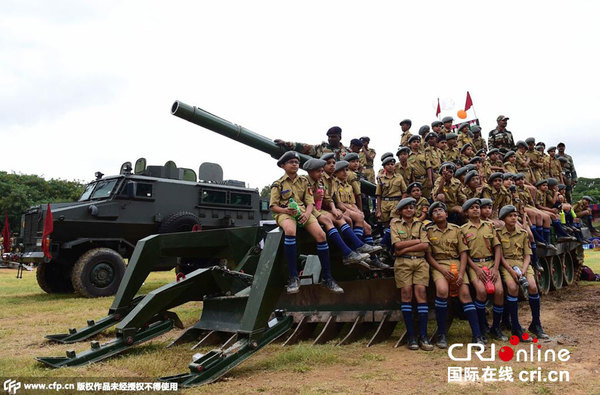 当地时间2015年8月13日,印度班加罗尔,警察进行彩排,为印度独立日阅兵做准备。图片来源:CFP