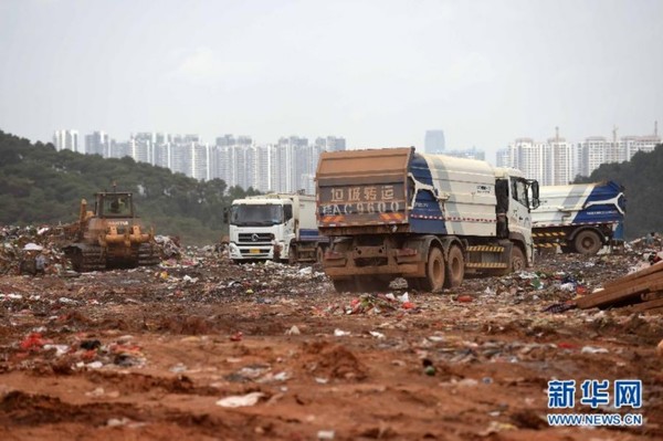 　　几辆垃圾车在南宁市城南垃圾填埋场卸载垃圾（8月14日摄）。