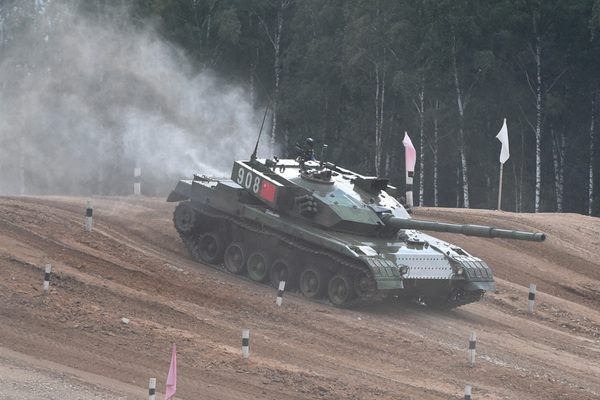 中国军队代表队参赛车组在更换装备后显著提高了冲击速度 吴苏琳 摄