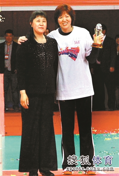综合体育说起张蓉芳和郎平,两人不仅是中国女排1981年首夺世界杯冠军