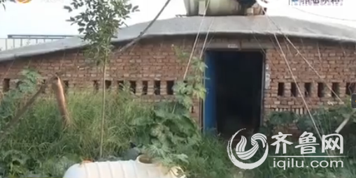 冠县一男子清洗养鸭棚发生意外，不幸遭电击身亡。（视频截图）
