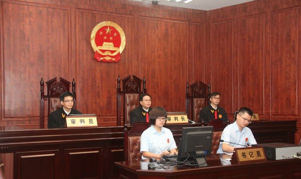 2015年8月18日8时30分，审判长、厦门市中级人民法院副院长李志远宣布开庭