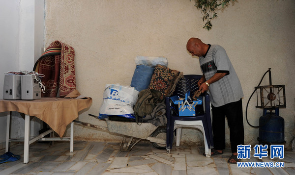 在叙利亚大马士革农村省哈塞尼亚镇，一名男子返回家中收拾物品。新华社记者 张迺杰摄