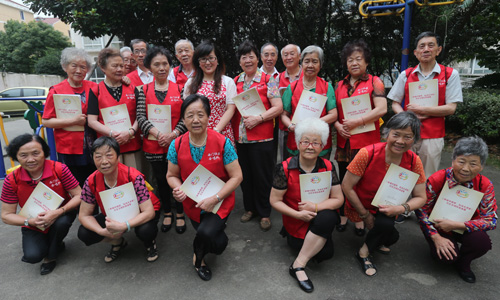 居民区里的老年合唱队