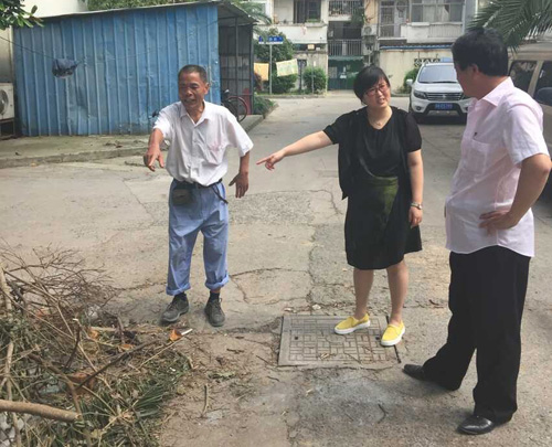 高雅婷如今已经习惯了一双平底鞋健步如飞，图为高雅婷在处理小区垃圾。