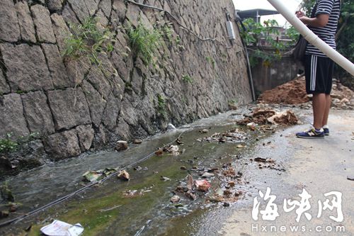 福州天水园小区居民楼下护坡墙 渗出恶臭污水
