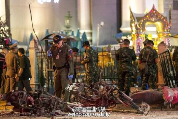 警方在爆炸现场勘察