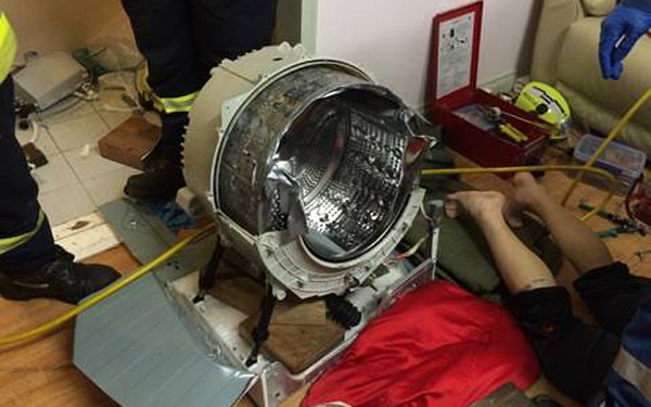 澳大利亚男子半身卡洗衣机3小时 消防员拆零件
