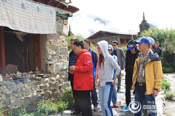 “网络名人看西藏”代表团参观位于工布江达县境内的秀巴千年古堡