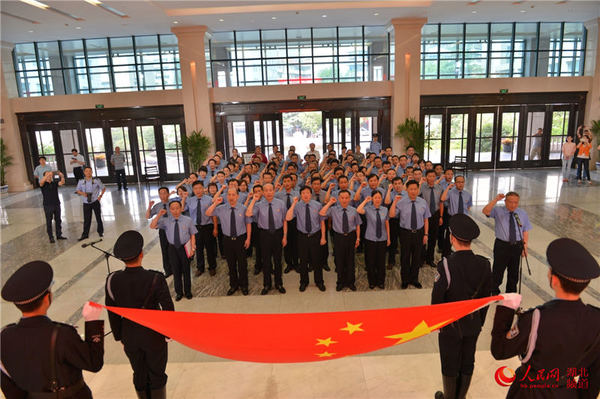 8月20日,武汉市检察院首次计入员额的100名检察官,面向国旗作出庄严承诺。