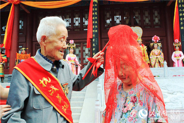 参加过中条山战役的抗战老兵刘邦平和妻子一脸羞涩。肖翔/摄