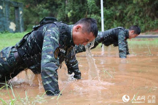 图为特战队员正在进行水中俯卧撑训练