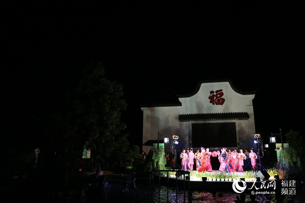 演员们用情景剧的形式演绎福州传统婚俗