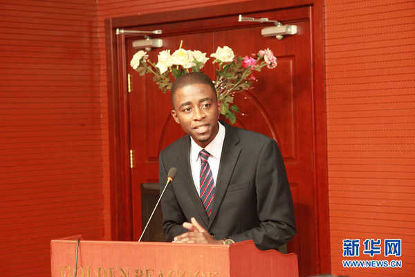 留学生代表马图拉发言。新华社记者彭立军摄