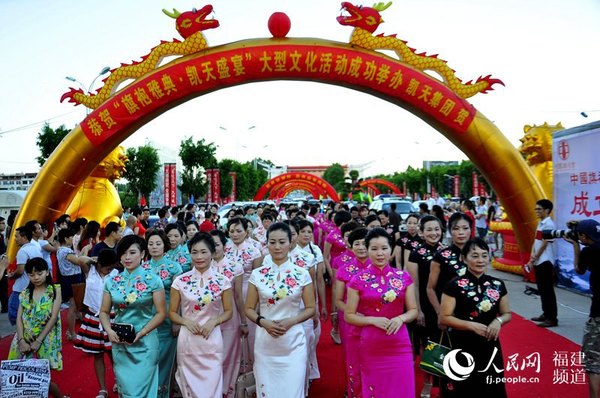 旗袍爱好者列队入场赴“七夕”。  吴隆重 摄