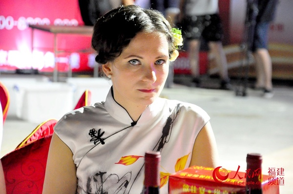 喜欢中国旗袍的美国女子。  吴隆重  摄