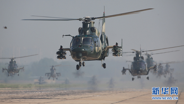 陆航部队70余架直升机拔地而起，投入编队飞行训练。新华社记者王建民