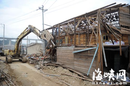 福州三环旁21栋违建木屋被拆 抢建房不予补偿
