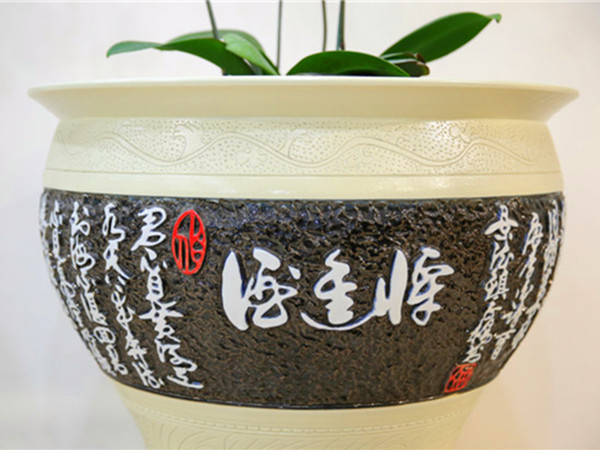 　　花盆上印的是李白名篇《将进酒》。