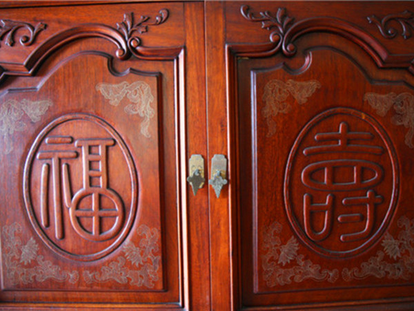 　　家具上刻有汉字“福、寿”。