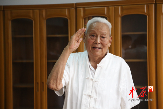 赵举老人向大家敬了个军礼