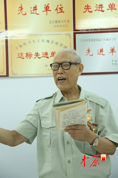 张计安正在演唱当年的儿童团歌曲