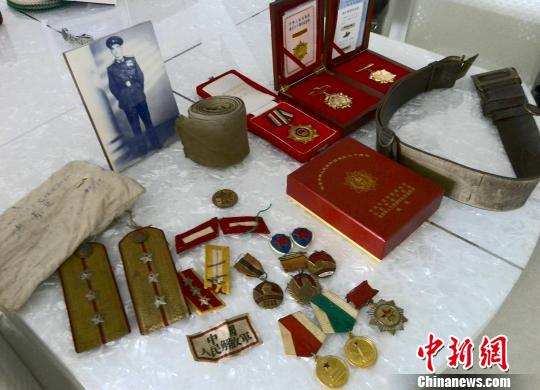 图为91岁抗战老兵张占福保存的军衔、军章等。　韩红霞　摄