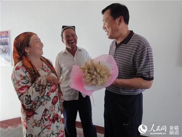新疆教育厅住村工作组收到村民的特殊礼物(图