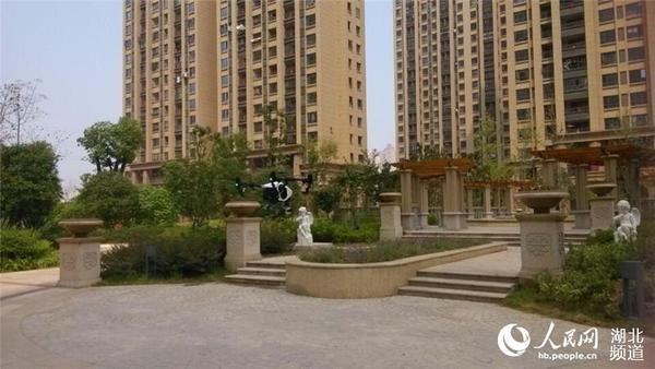 武汉城管动用无人机查处违建。