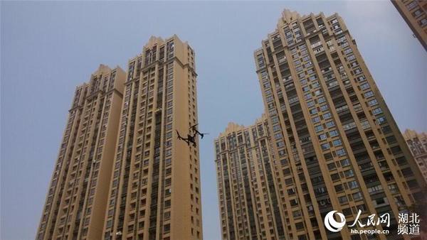 武汉城管首次启用无人机查处违法建设。