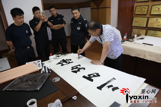 书画家走进特警总队一支队挥毫泼墨