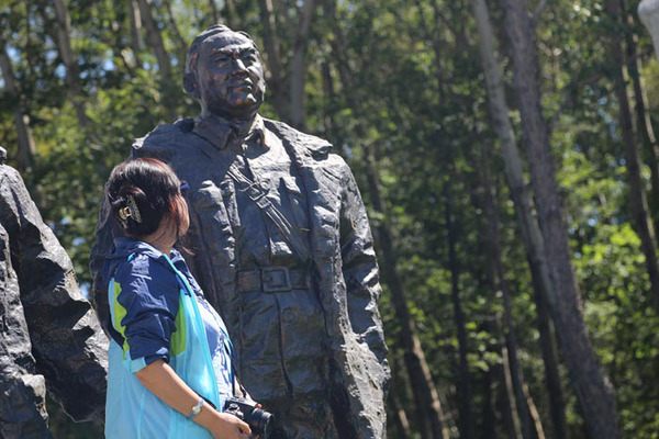 李兆麟孙女李海英在祖父雕像前缅怀。新华网黑龙江频道李国红 摄