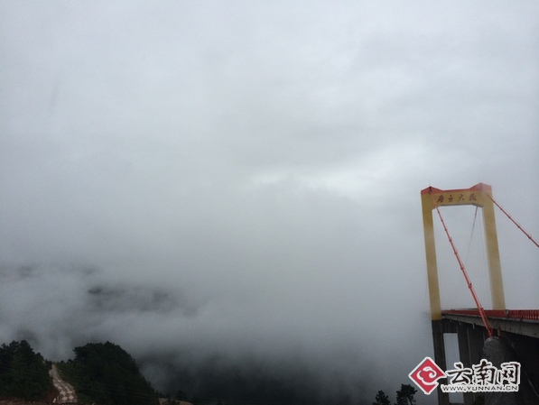 被云雾包裹的普立特大桥