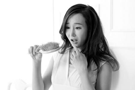 <em>大把大把掉头发</em>真吓人!|<em>头发</em>|脱发_凤凰资讯