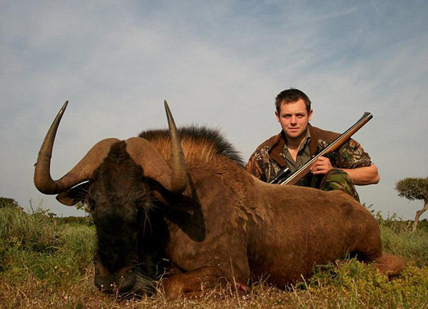英国绿党前议员本·怀特曼公开在网上展示他在南非打猎的“战利品”。（网页截图）