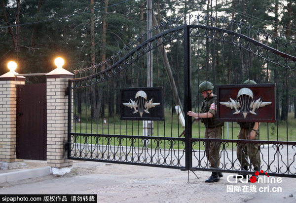 　　当地时间2015年8月26日，一名18岁的俄罗斯士兵在雅罗斯拉夫尔州边境的军营枪击六名同事后自杀，致5人死亡。图片来源：Sipa Photo