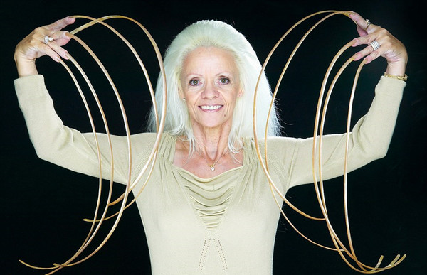 美国的李·莱蒙(Lee Redmond)拥有世界上最长的指甲,每个长约1米。(网页截图)