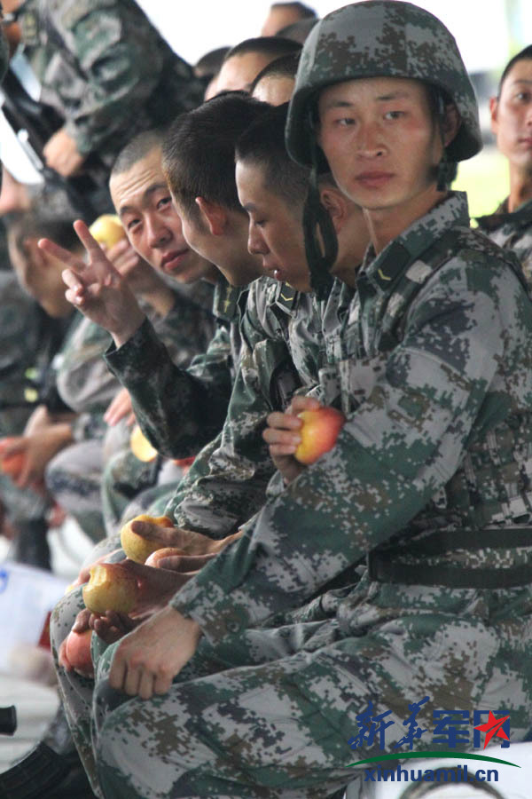 旁边小伙伴说话也不能妨碍“我”比手势 陈曦摄