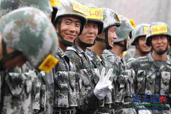阅兵印象:战士们最爱的手势|展示|训练场_凤凰