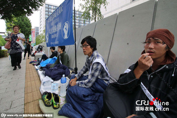 当地时间2015年8月28日，日本东京，日本大学生在日本国会议事堂前绝食，抗议安倍政府的新安保法。图片来源：CFP